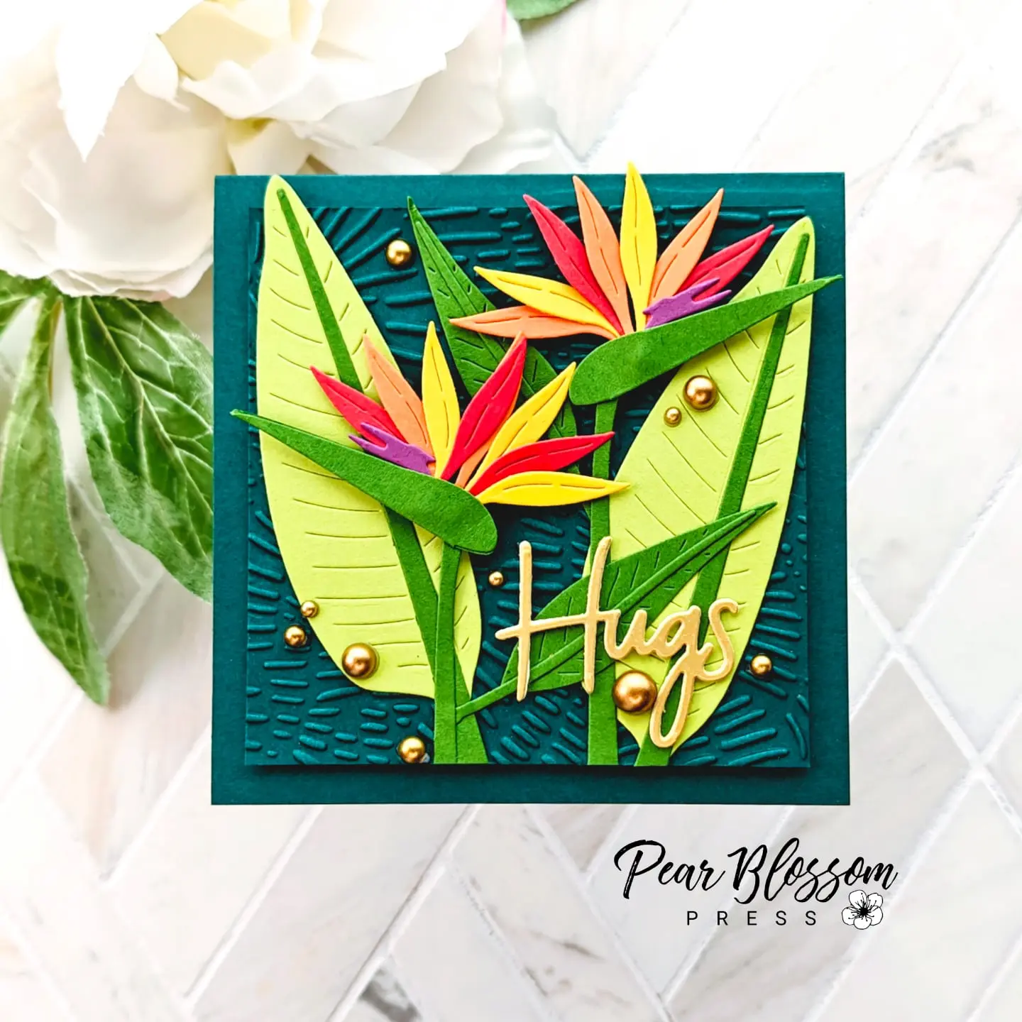 The parameters for this week's episode of #craftroulette with @marygunnfunn were perfect for my #mothersdaycard . I couldn't resist breaking into my #weekender box from @teamspellbinders a little early to make it tropical 😍